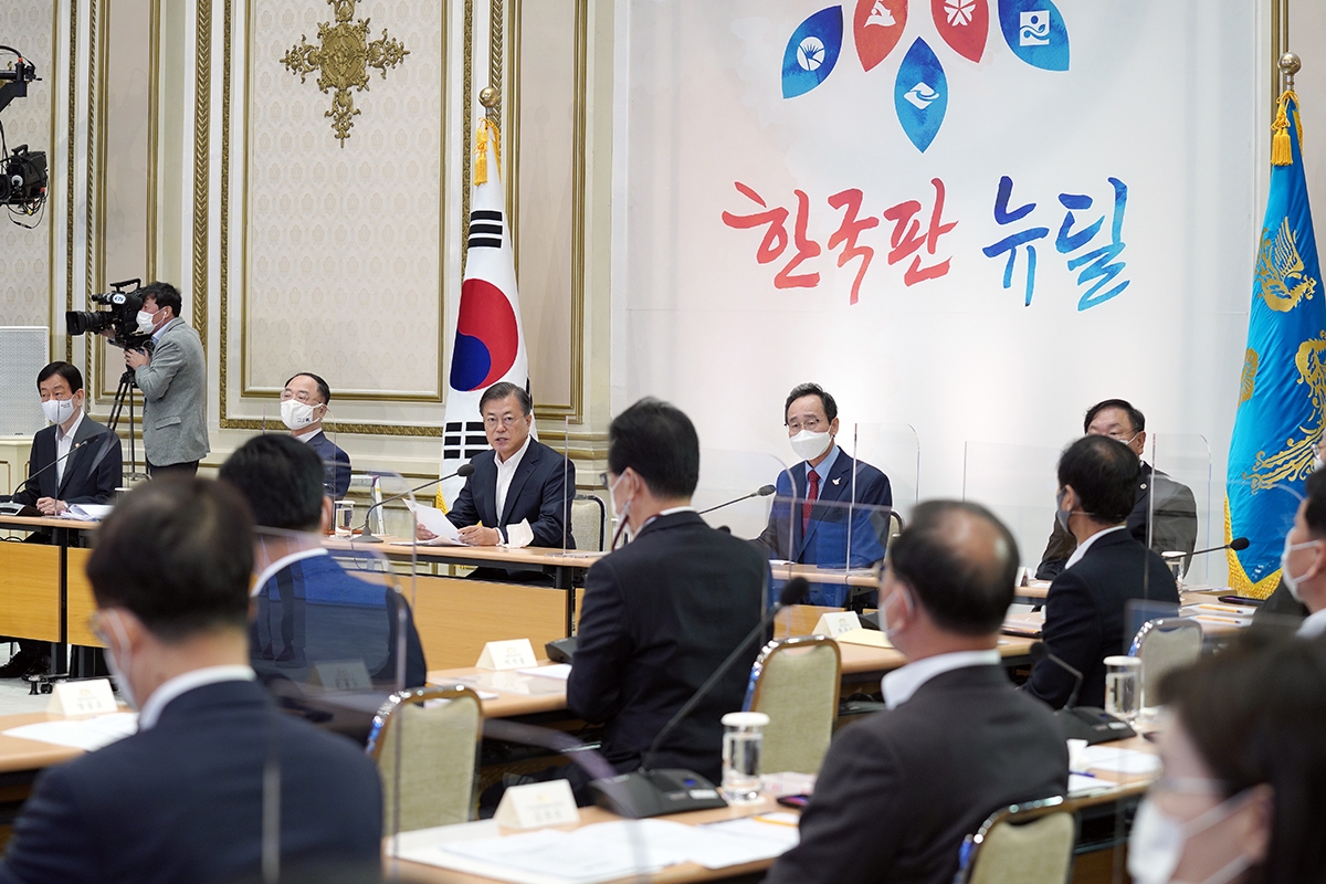 문 대통령이 13일 청와대에서 제2차 한국판뉴딜 전략회의를 주재했다. (청와대 제공)