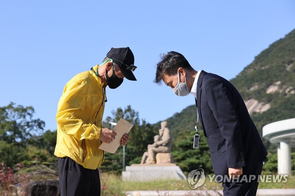 북한 피격 사망 공무원의 형 이래진 씨(왼쪽) (사진=연합뉴스)