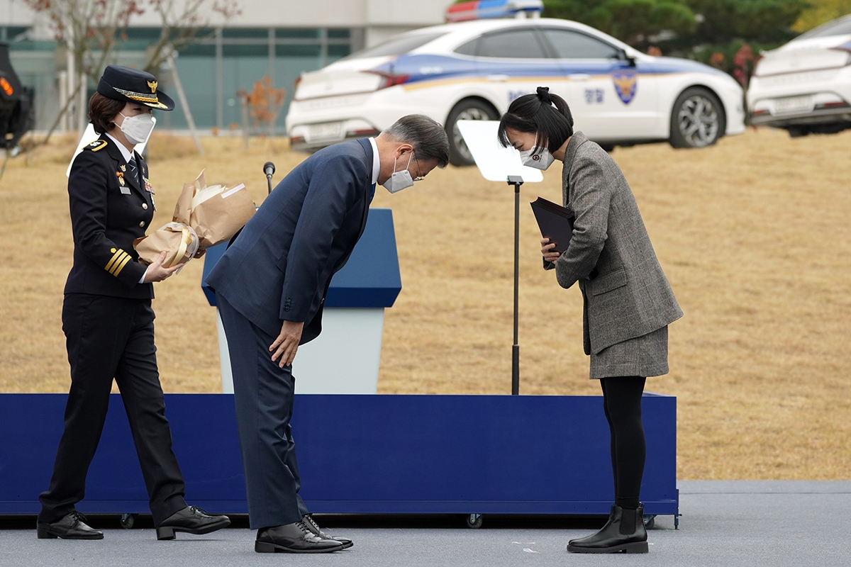 문 대통령은 21일 충남 아산 경찰인재개발원에서 열린 `제75주년 경찰의 날` 기념식에 참석했다. (청와대 제공)