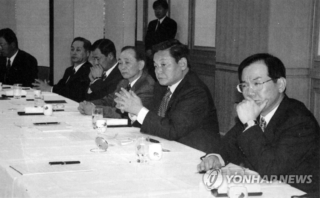 故 이건희 삼성그룹 회장이 1997년 일본 전자 소그룹 사장단 회의를 주재하고 있는 모습. (사진=연합뉴스)