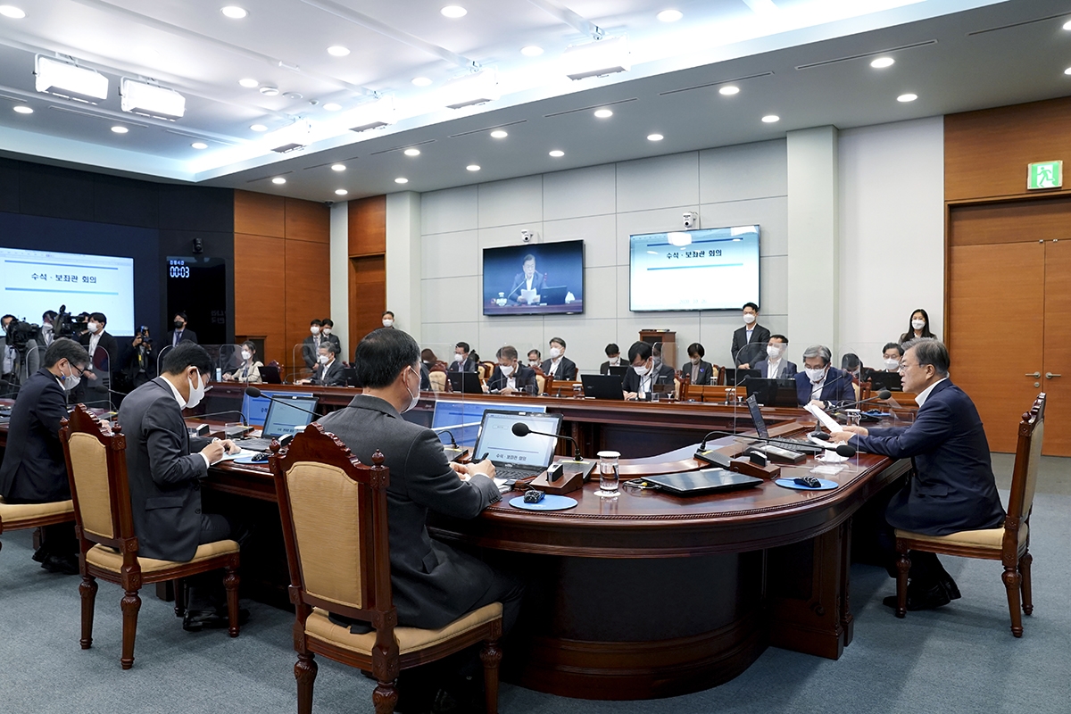 문 대통령이 26일 청와대에서 수석보좌관회의를 주재했다. (청와대 제공)