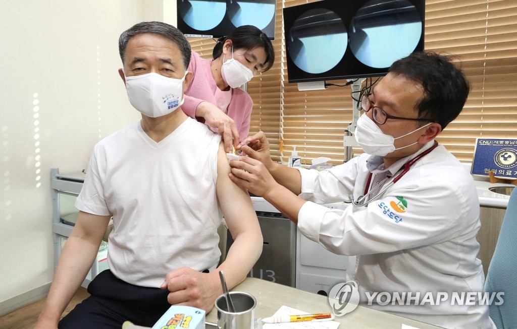 박능후 보건복지부 장관은 27일 오후 세종시의 한 병원에서 인플루엔자(독감) 예방접종을 받았다. (사진=연합뉴스)
