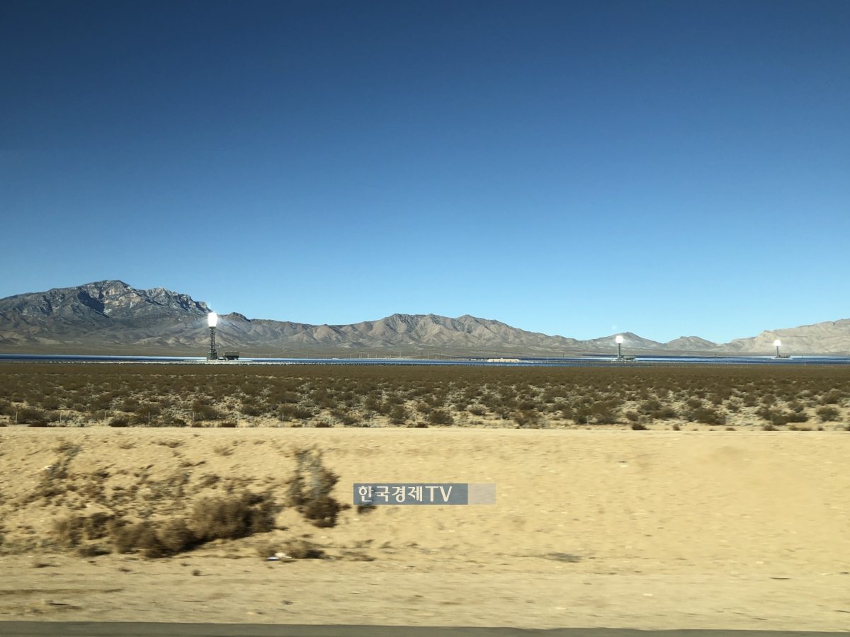 미국 모하비 사막에 있는 아이벤파 발전소. 태양빛을 응집하는 타워 3기가 보인다. 아이벤파 발전소는 370MW 태양광 발전소로 세계 최대 규모다.