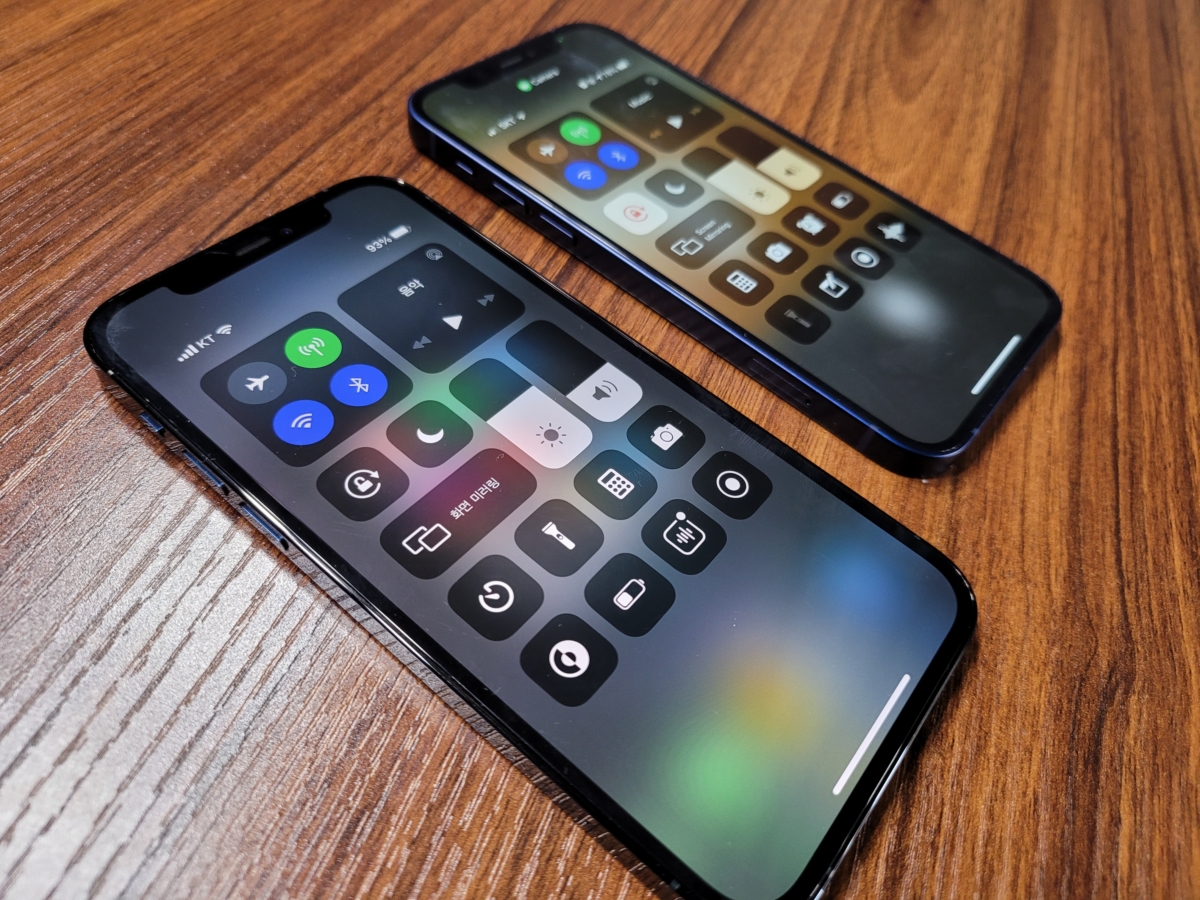 아이폰12 프로 (왼쪽) 아이폰12 (오른쪽)