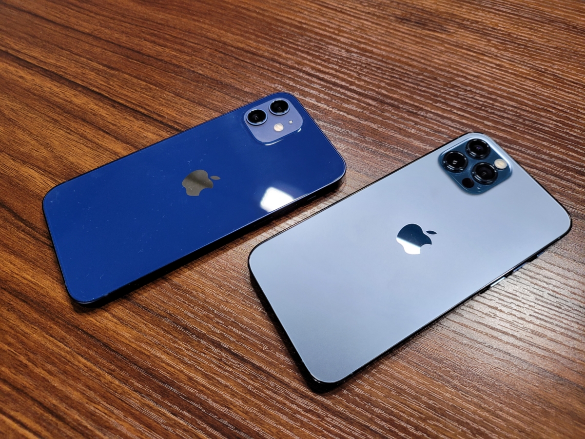 아이폰12 블루 (왼쪽) 아이폰12 프로 퍼시픽 블루(오른쪽)