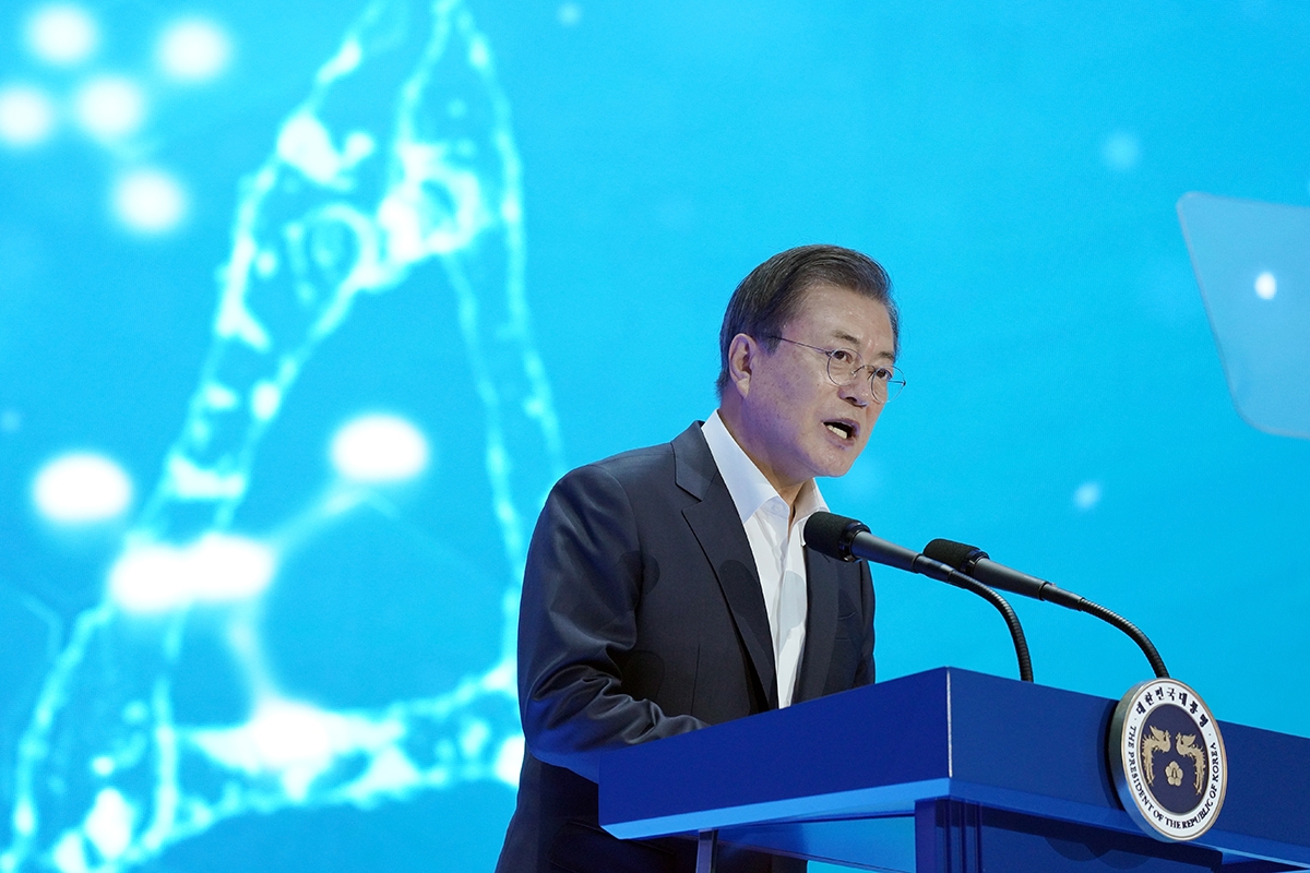 문 대통령이 18일 인천 송도를 찾아 바이오산업 육성 의지를 밝혔다. (청와대 제공)