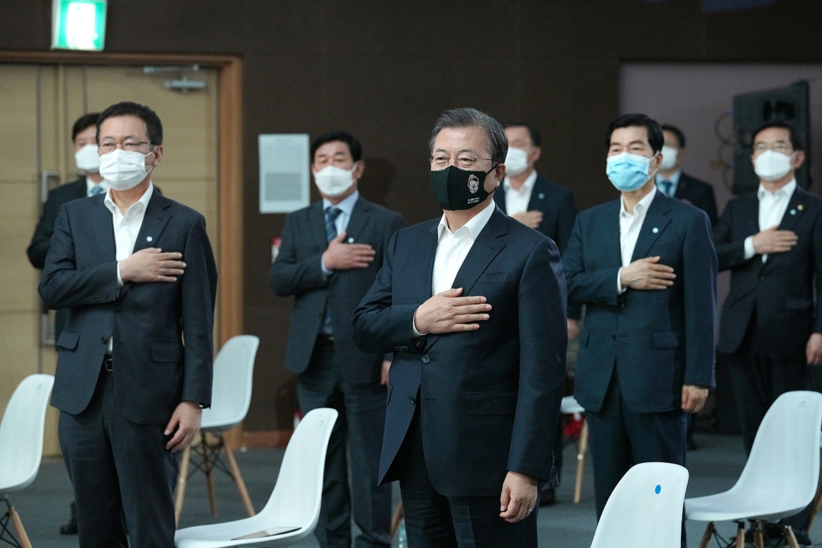 문 대통령이 18일 인천 송도를 찾아 바이오산업 육성 의지를 밝혔다. (청와대 제공)