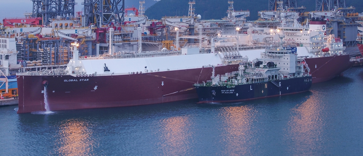 대우조선해양 옥포조선소에서 전세계 조선업계 최초로 선박 대 선박 LNG 선적작업이 이뤄졌다. 사진제공: 대우조선해양