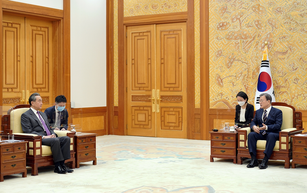 문 대통령이 26일 청와대에서 왕이 중국 국무위원 겸 외교부장을 접견했다. (청와대 제공)