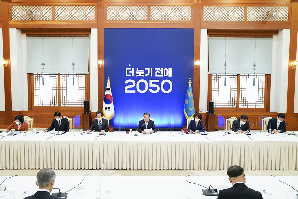 문 대통령이 27일 청와대에서 `2050 탄소중립 범부처 전략회의`를 주재했다. (청와대 제공)