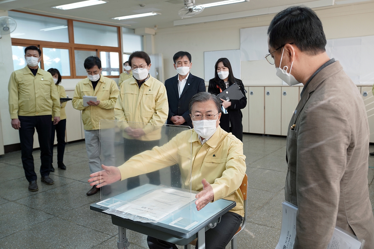 문 대통령이 29일 서울 오산고등학교를 찾아 수능시험장 방역 준비 상황을 점검했다. (청와대 제공)