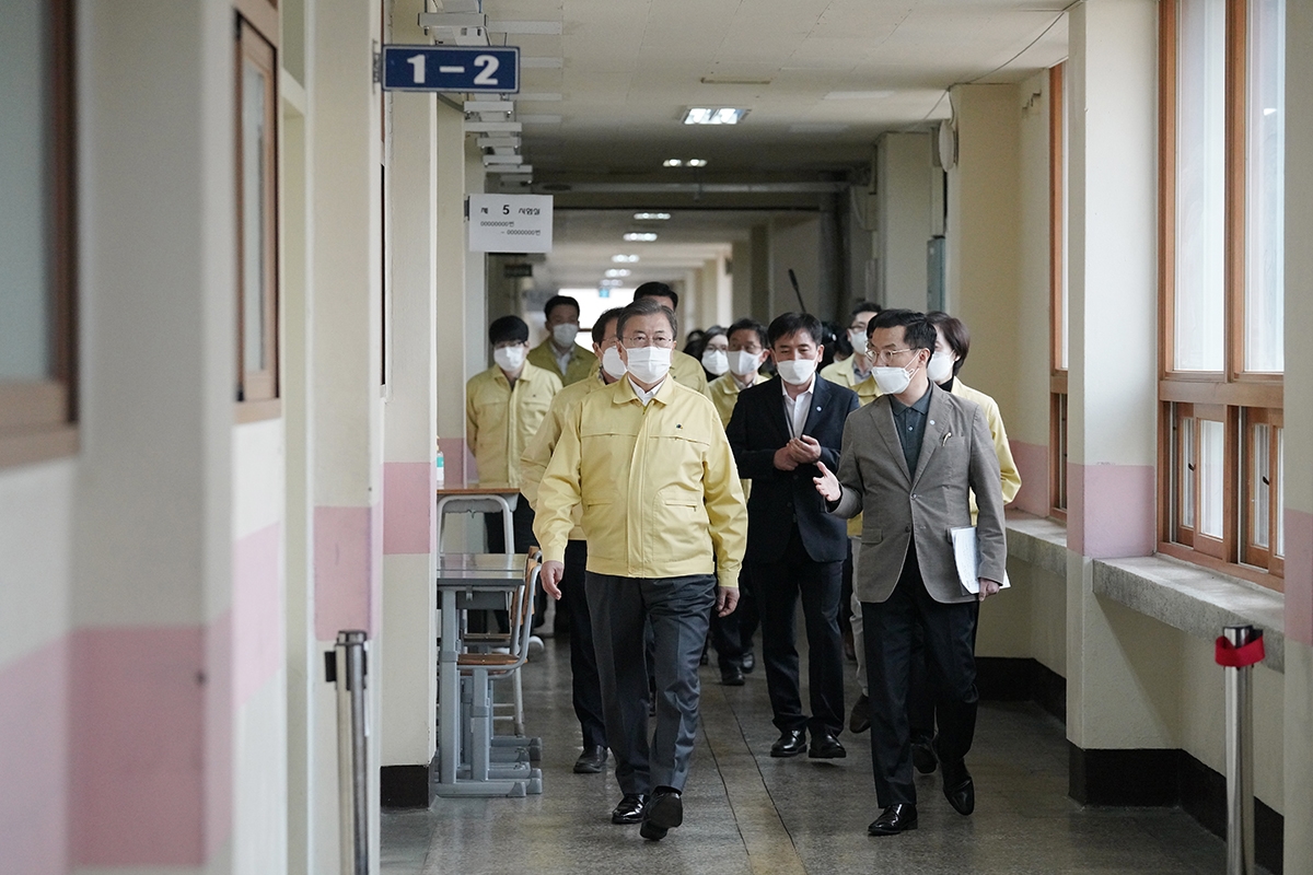 문 대통령이 29일 서울 오산고등학교를 찾아 수능 시험장 방역 준비상황을 점검했다. (청와대 제공)