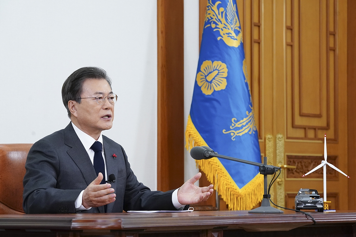 문 대통령이 10일 청와대 본관 집무실에서 `2050 탄소중립 비전`을 선언했다. (청와대 제공)