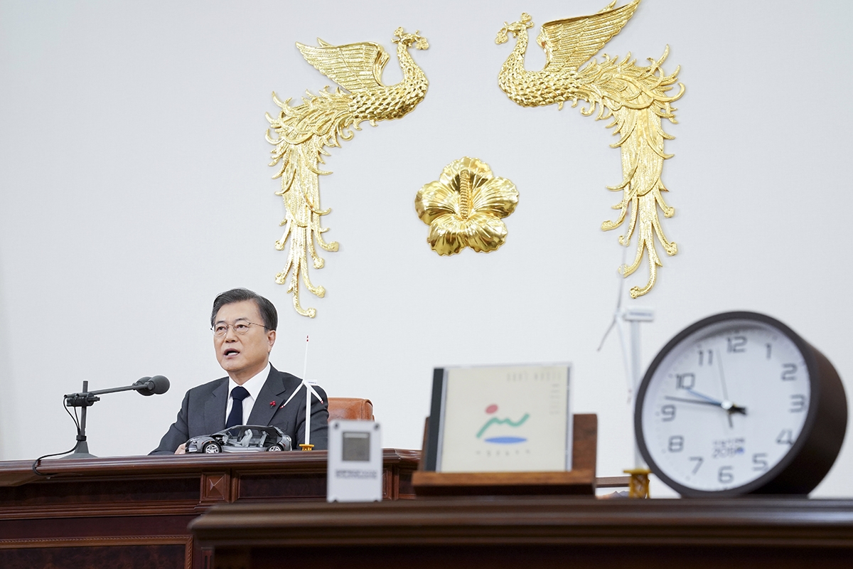 문 대통령이 10일 청와대 본관 집무실에서 `2050 탄소중립 비전`을 선언했다. (청와대 제공)