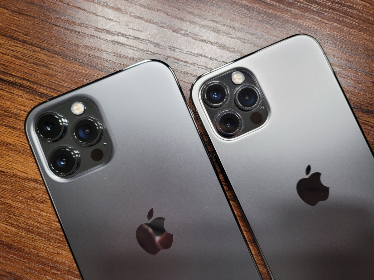 아이폰12 프로 맥스(왼쪽) 프로(오른쪽) 카메라 배열 비교