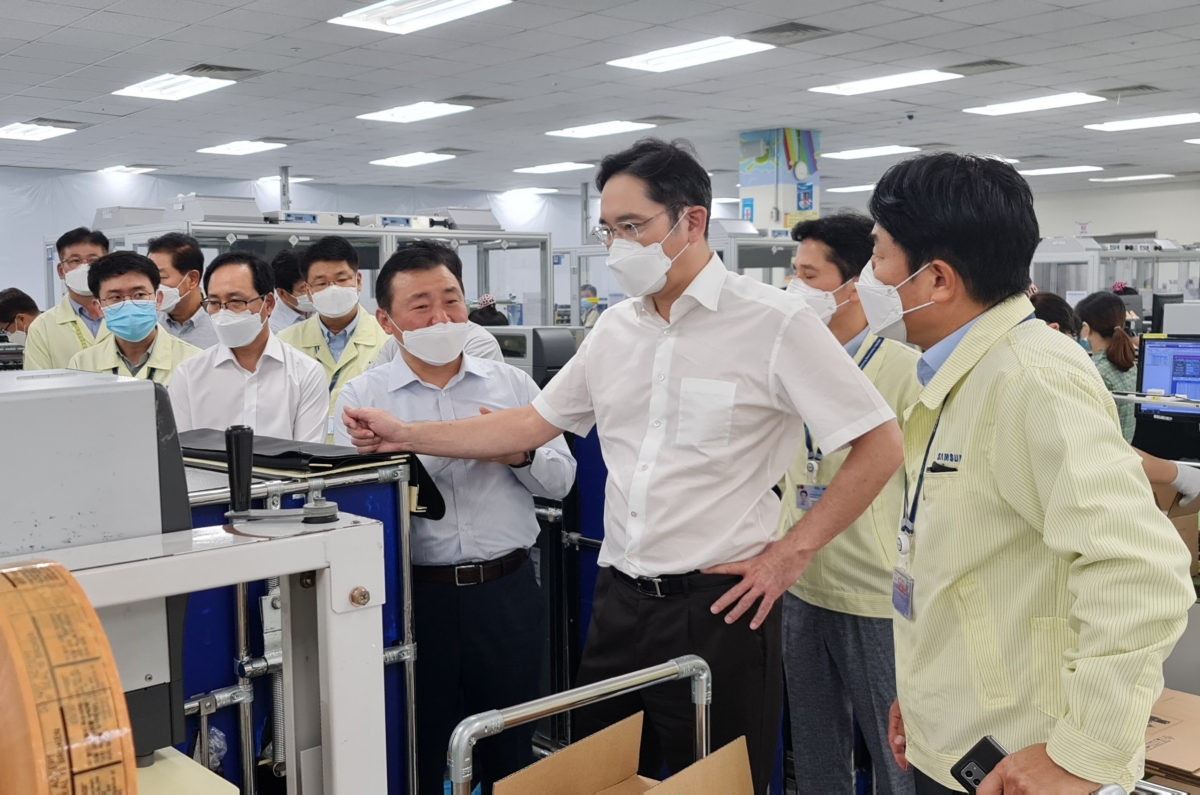 이재용 삼성전자 부회장이 베트남 하노이 인근에 위치한 삼성 복합단지를 찾아 스마트폰 생산공장 등을 점검하고 있다. 2020. 10
