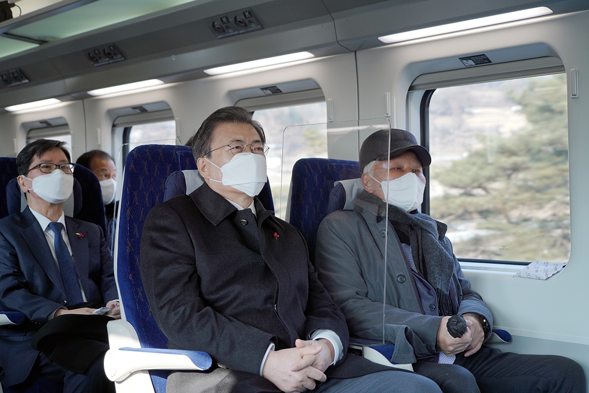 문 대통령이 4일 올해 첫 경제일정으로 저탄소·친환경 고속열차 ‘KTX-이음(EMU-260)’을 시승했다. (청와대 제공)