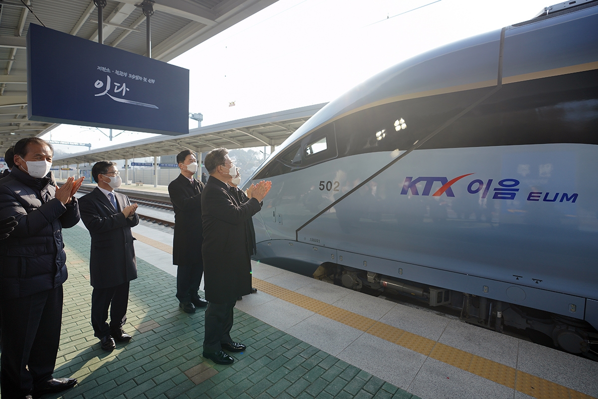 문 대통령이 4일 올해 첫 경제일정으로 저탄소·친환경 고속열차 ‘KTX-이음(EMU-260)’을 시승했다. (청와대 제공)