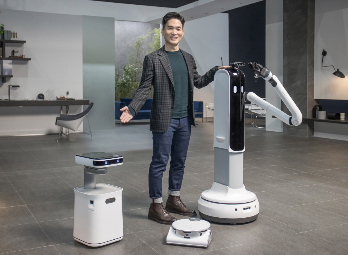 삼성전자 승현준 사장이 CES 2021 삼성 프레스컨퍼런스에서 `삼성봇™ 케어`, `제트봇 AI`, `삼성봇™ 핸디`를 소개하고 있다.