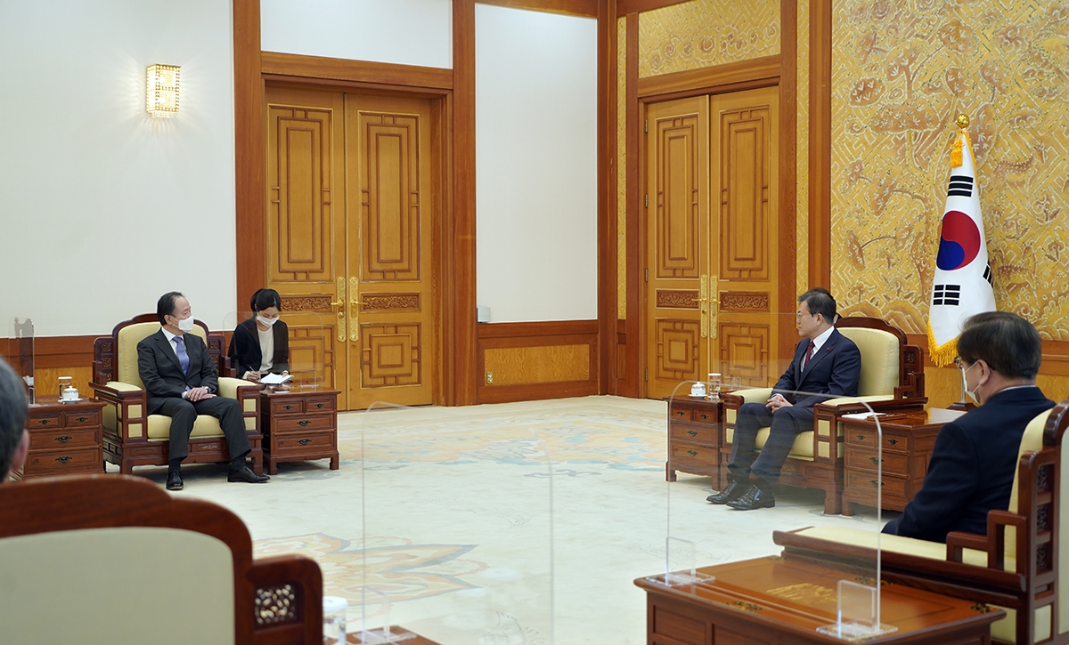 문 대통령이 14일 오전 청와대에서 이임 예정인 도미타 코지 주한일본 대사를 접견했다. (청와대 제공)