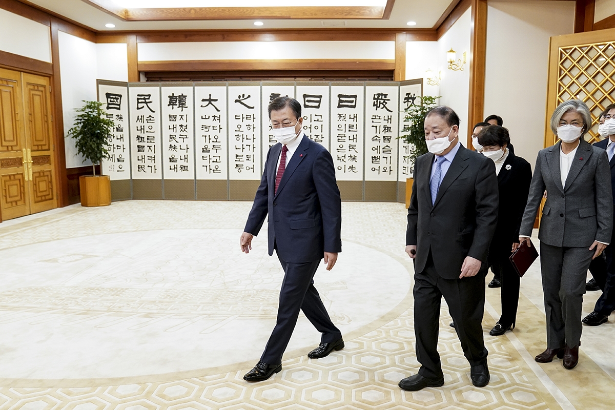 문 대통령이 14일 오전 강창일 신임 주일본 대사에 신임장을 수여했다. (청와대 제공)