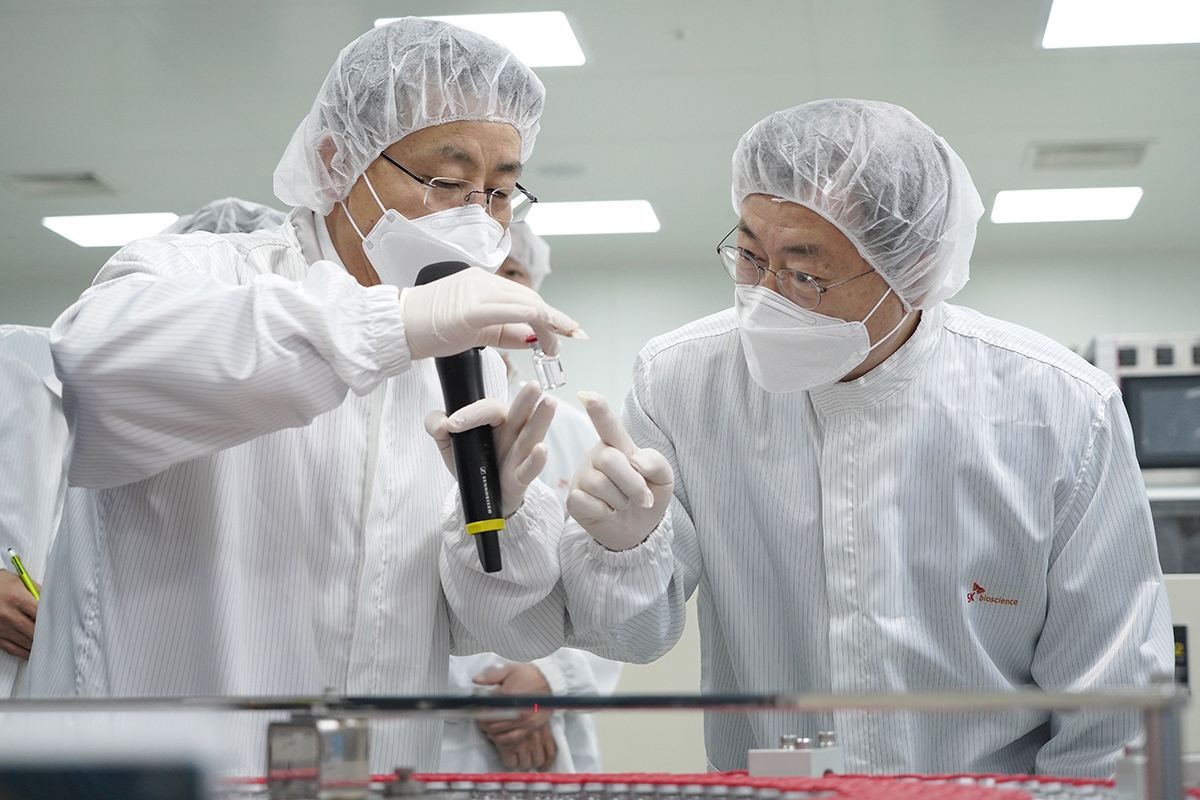 문 대통령은 20일 SK바이오사이언스 안동 공장을 방문해 백신 생산 현장을 점검했다. (청와대 제공)