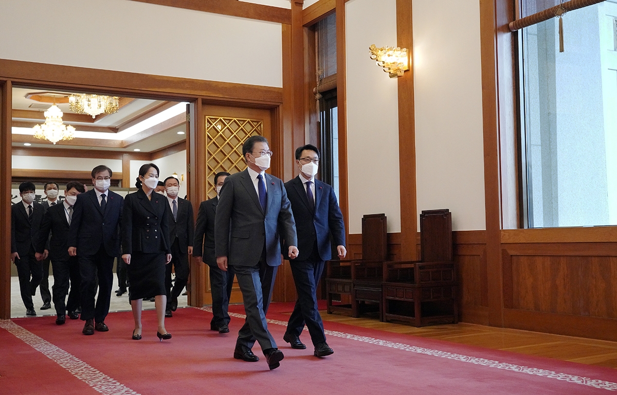 문 대통령이 21일 청와대에서 김진욱 초대 공수처장에 임명장을 수여했다. (청와대 제공)