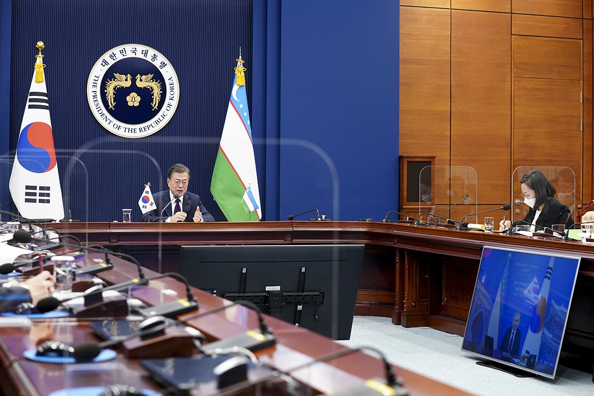 문 대통령이 28일 오후 샤브카트 미르지요예프 우즈베키스탄 대통령과 화상 정상회담을 했다. (청와대 제공)