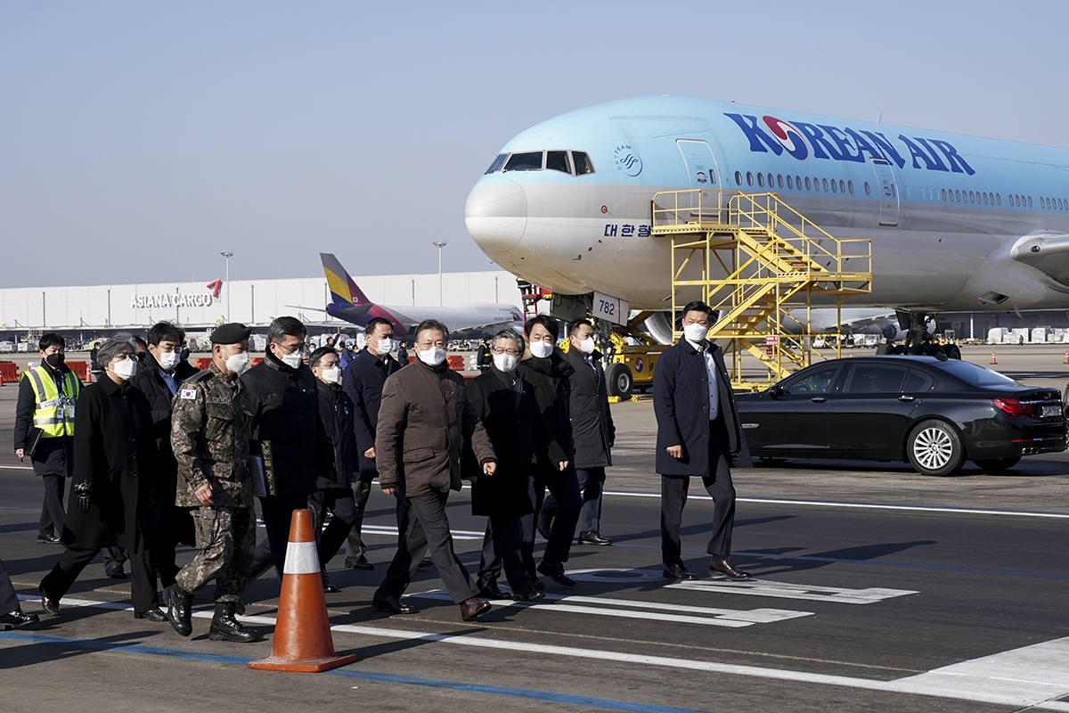 문 대통령은 3일 오전 10시 인천공항 대한항공 제2화물터미널을 방문해 백신 수송 모의훈련을 참관했다. (청와대 제공)