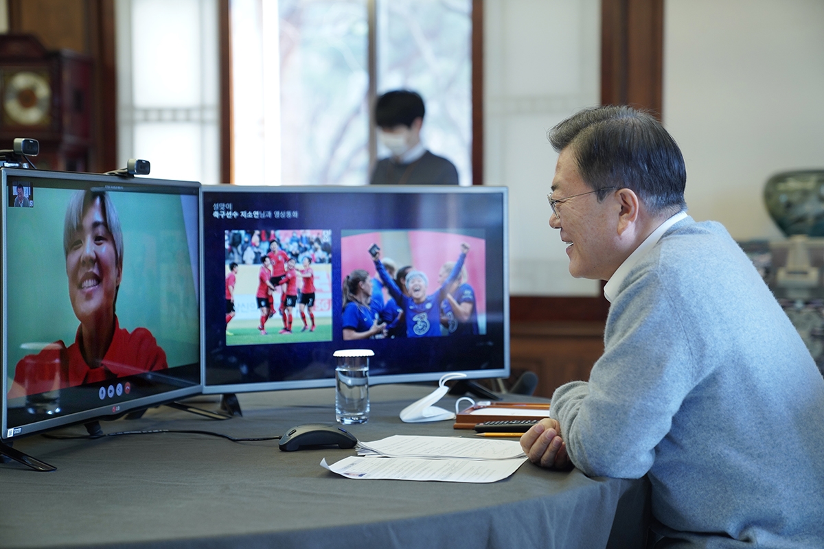 설 연휴 첫날인 11일 문 대통령은 국민 8명과 차례로 영상통화를 하며 각본없는 대화를 나눴다. (청와대 제공)