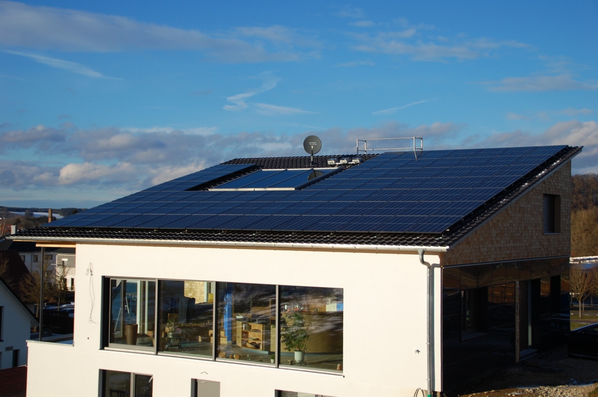 독일 아우크스부르크시 주택 지붕에 설치된 한화큐셀 태양광 모듈 