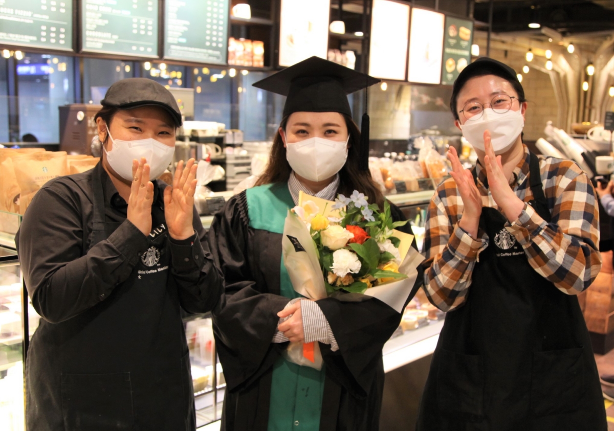 [사진] 올해 졸업하는 스타벅스 연세종합관점의 백정선 부점장이 동료들의 축하를 받고 있다
