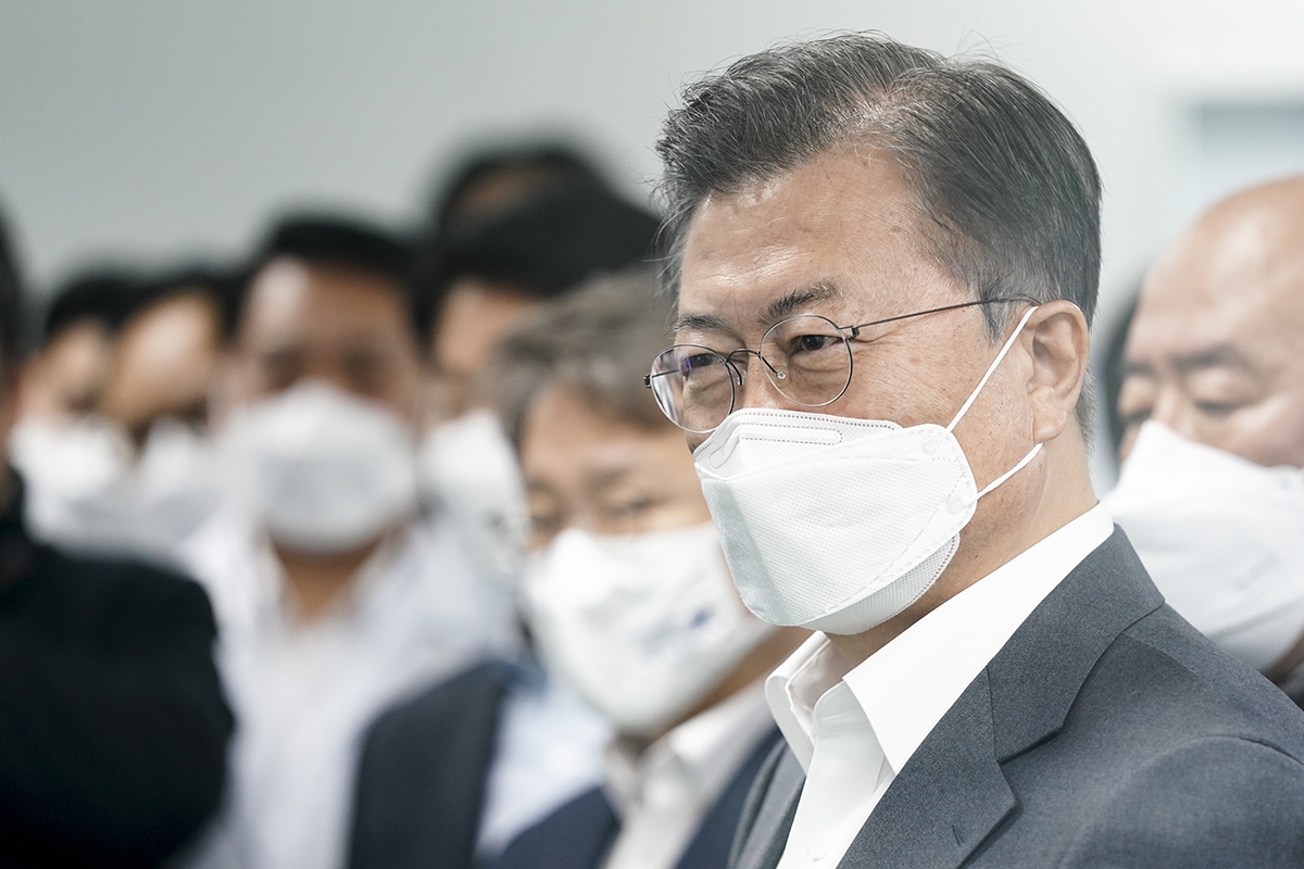 문 대통령은 18일 전북 군산시에 있는 풍림파마텍을 방문해 `최소잔여형 백신주사기` 생산기업들을 격려했다. (청와대 제공)