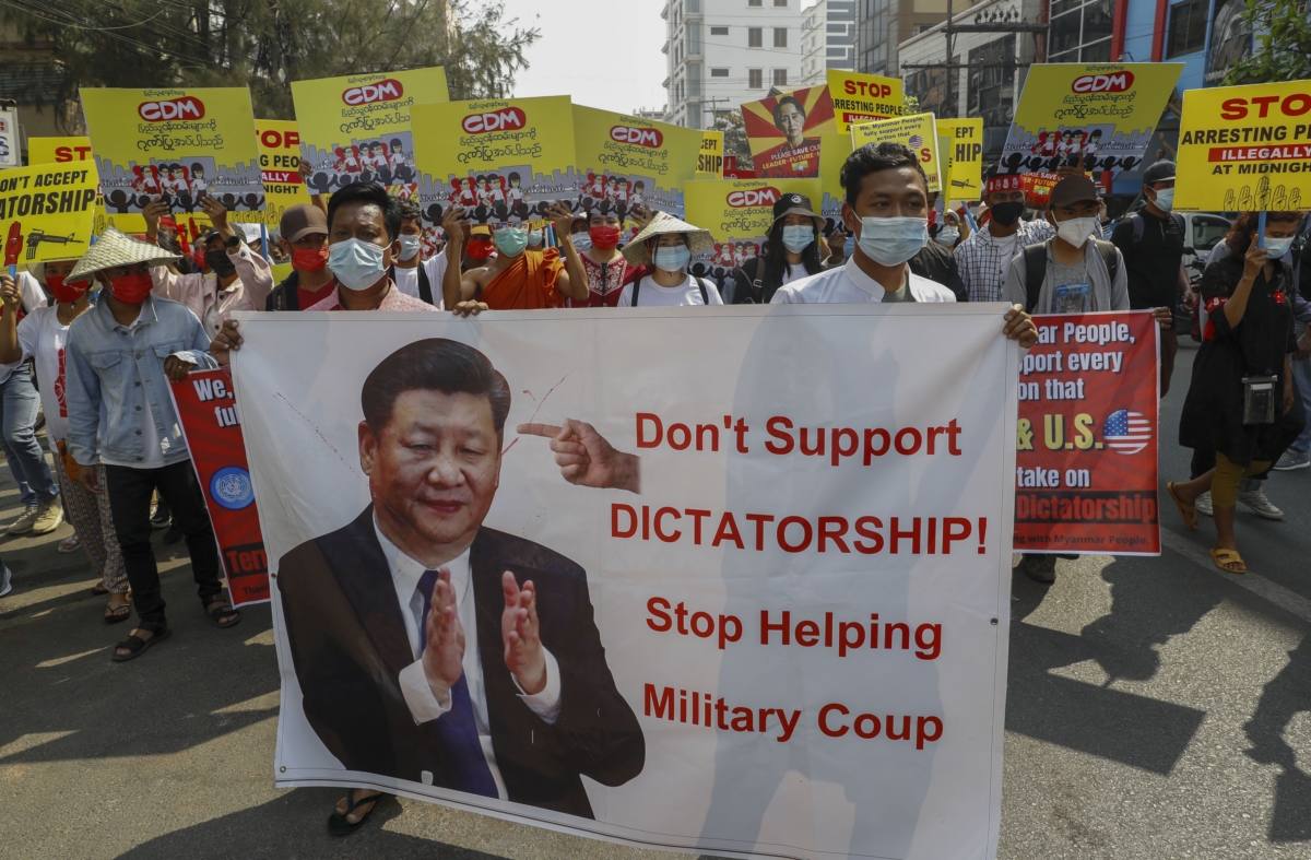 미얀마 제2의 도시 만달레이에서 시위대가 시진핑 중국 국가주석 사진을 들고 쿠데타에 대한 중국의 지원 중단을 촉구하고 있다. 미얀마 주요 무기 공급처 및 투자자 역할을 해온 중국은 미얀마 군부 `배후세력`이라는 의심을 받고 있다.