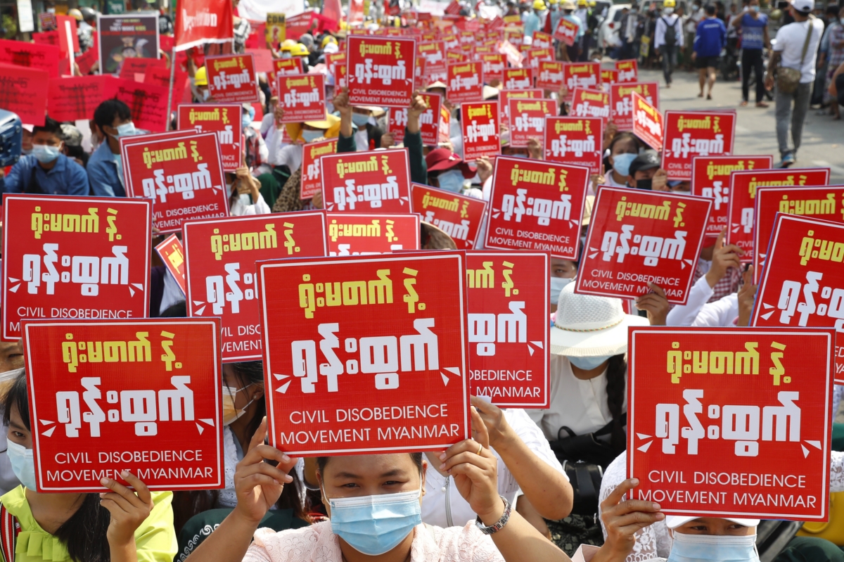 현지시간 19일 미얀마 시위대는 `시민 불복종 운동`을 촉구하는 팻말을 들고 쿠데타를 규탄하고 있다.