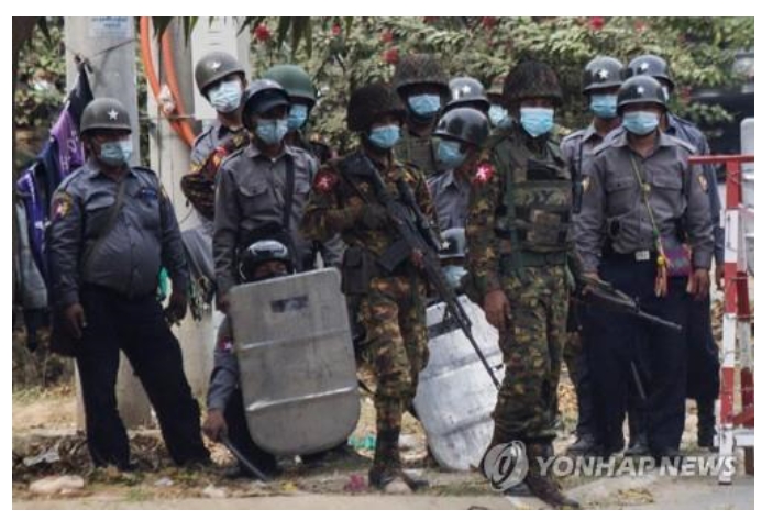미얀마 군이 저격용 소총을 들고 시위대를 바라보고 있다.