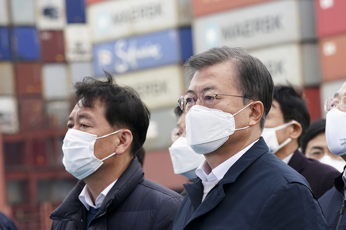 문 대통령은 25일 부산신항 다목적부두에서 `동남권 메가시티 구축 전략` 보고를 받았다. (청와대 제공)