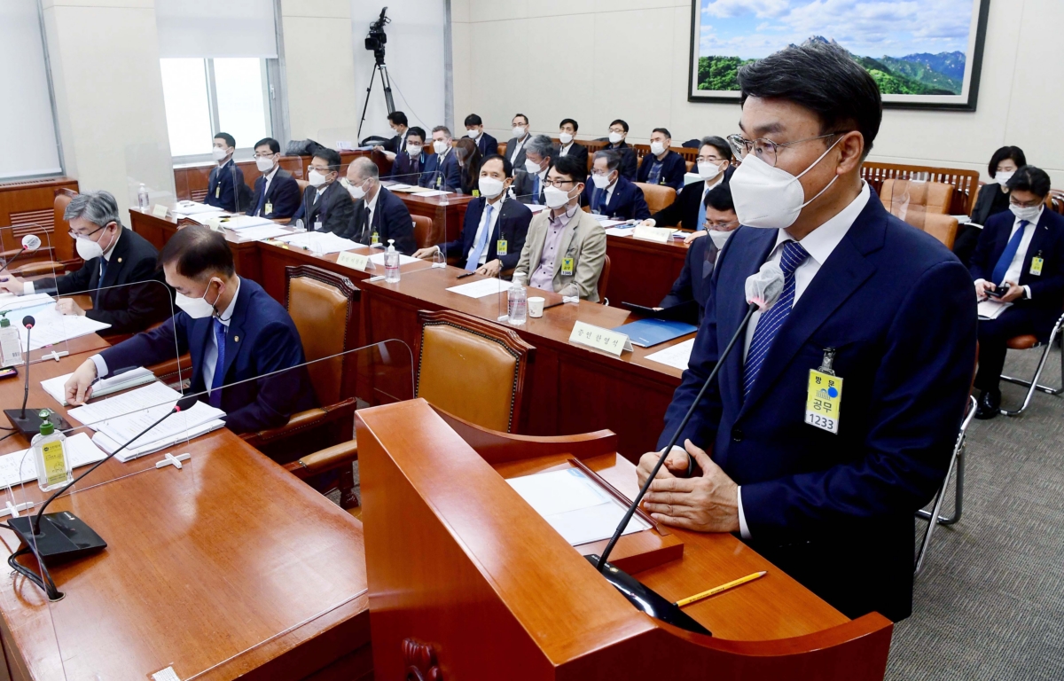 최정우 포스코 회장이 22일 서울 여의도 국회에서 열린 환경노동위원회 산업재해관련 청문회에서 의원의 질의에 답하고 있다.