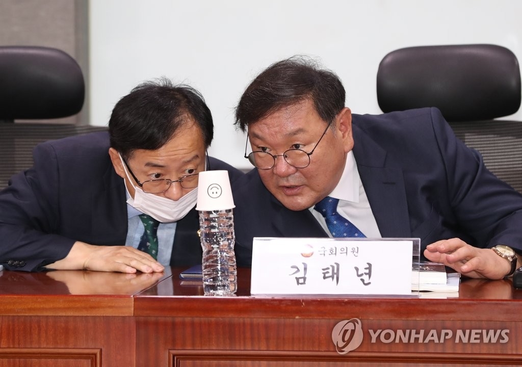 더불어민주당 김경만 의원(왼쪽)