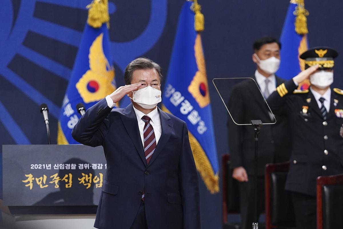 문 대통령은 부인 김정숙 여사와 12일 충남 아산시 경찰대학교에서 열린 `2021년 신임 경찰 경위·경감 임용식`에 참석했다. (청와대 제공)