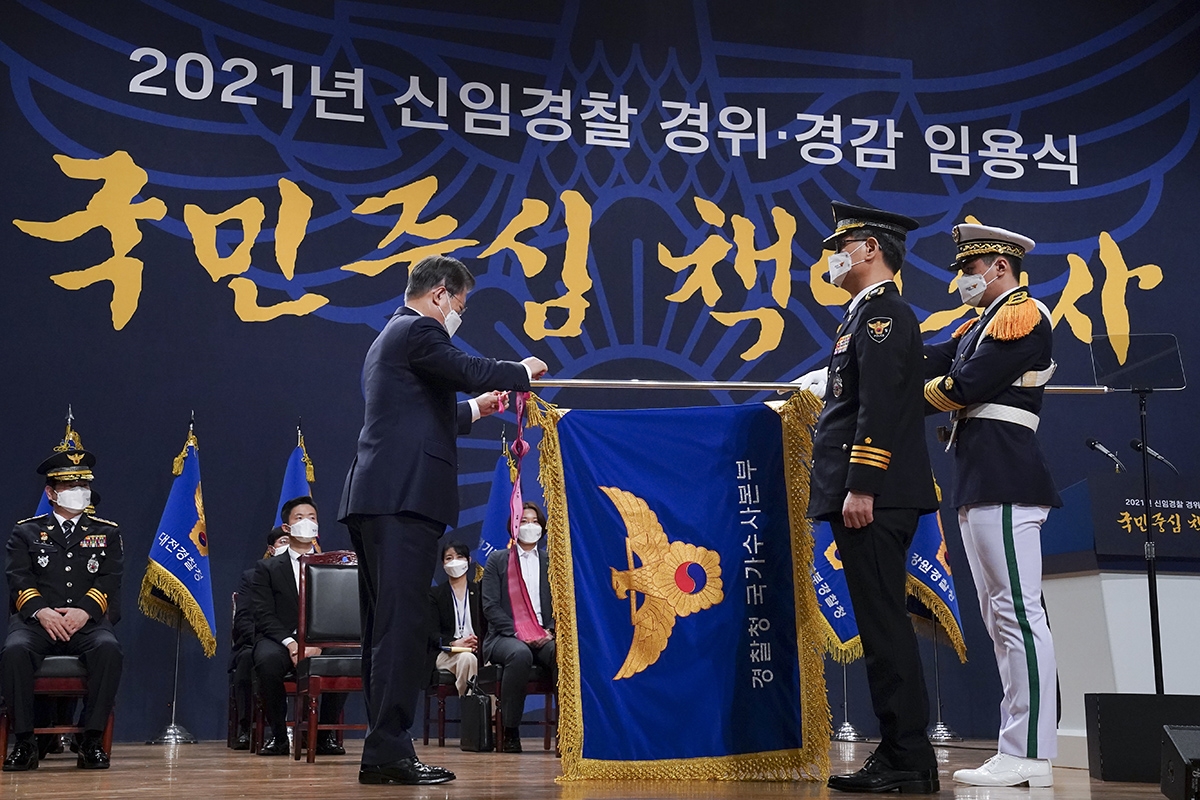 문 대통령은 부인 김정숙 여사와 12일 충남 아산시 경찰대학교에서 열린 `2021년 신임 경찰 경위·경감 임용식`에 참석했다. (청와대 제공)