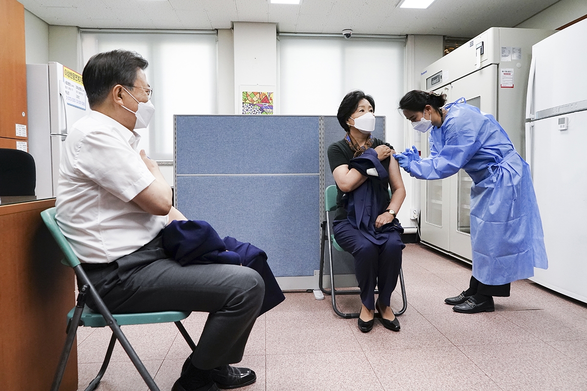 문 대통령 부부는 23일 오전 9시 서울 종로구 보건소에서 AZ 백신을 공개 접종했다. (청와대 제공)