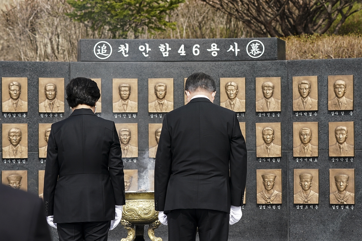 문 대통령은 26일 오후 경기도 평택시 해군 2함대사령부에서 열린 `제6회 서해수호의날 기념식`에 참석한 뒤 천안함 46용사 추모비에 참배했다. (청와대 제공)