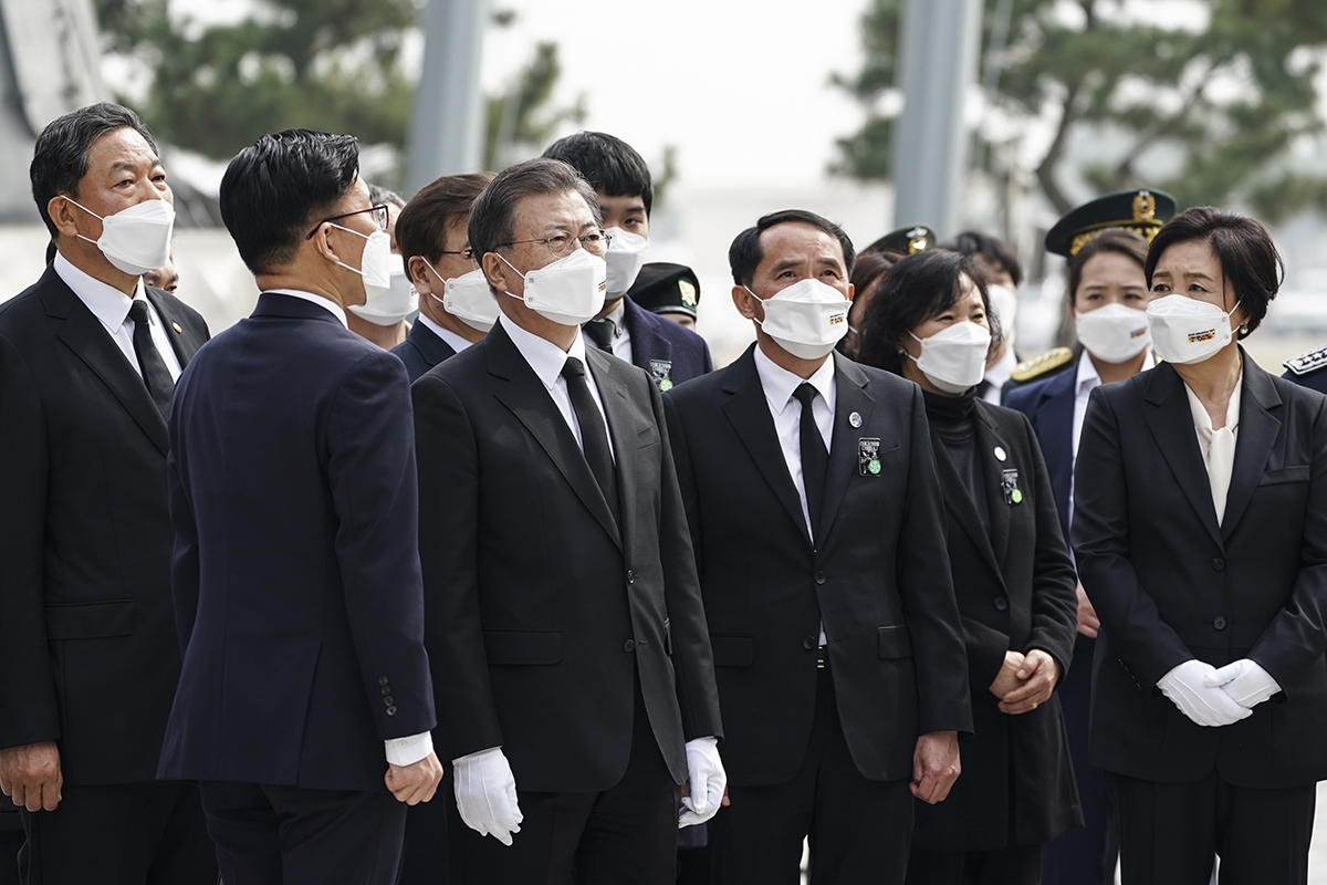 문 대통령은 26일 오후 경기도 평택시 해군 2함대사령부에서 열린 `제6회 서해수호의날 기념식`에 참석한 뒤 천안함 피격 사건 유가족들을 위로했다. (청와대 제공)