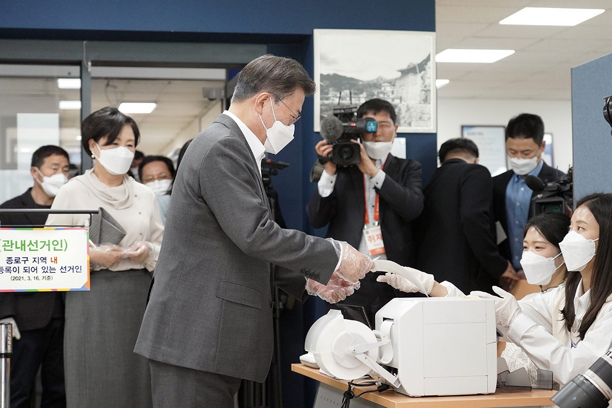 4·7 서울시장 보궐선거 사전투표 첫날인 2일 문 대통령 부부가 삼청동 주민센터에서 투표권을 행사했다. (청와대 제공)