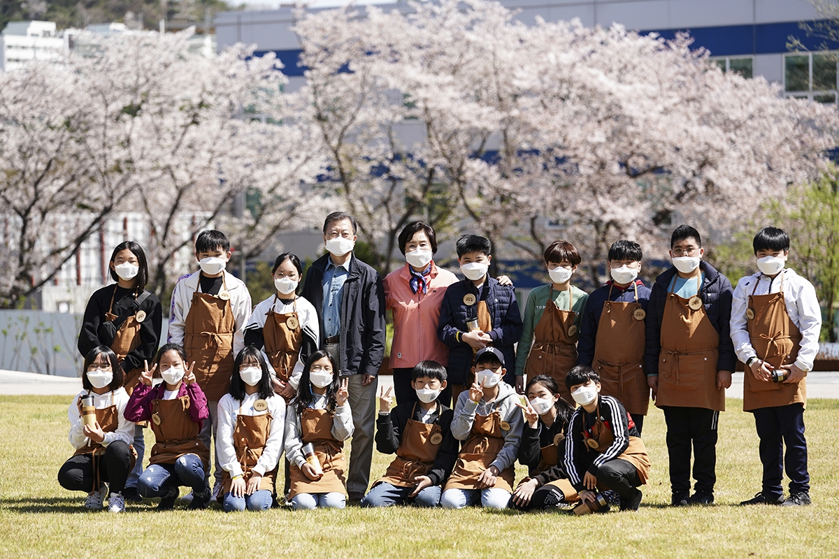 문 대통령은 부인 김정숙 여사와 5일 오전 서울시 마포구 소재 서울복합화력발전소에서 열린 제76회 식목일 행사에 참석했다. (청와대 제공)