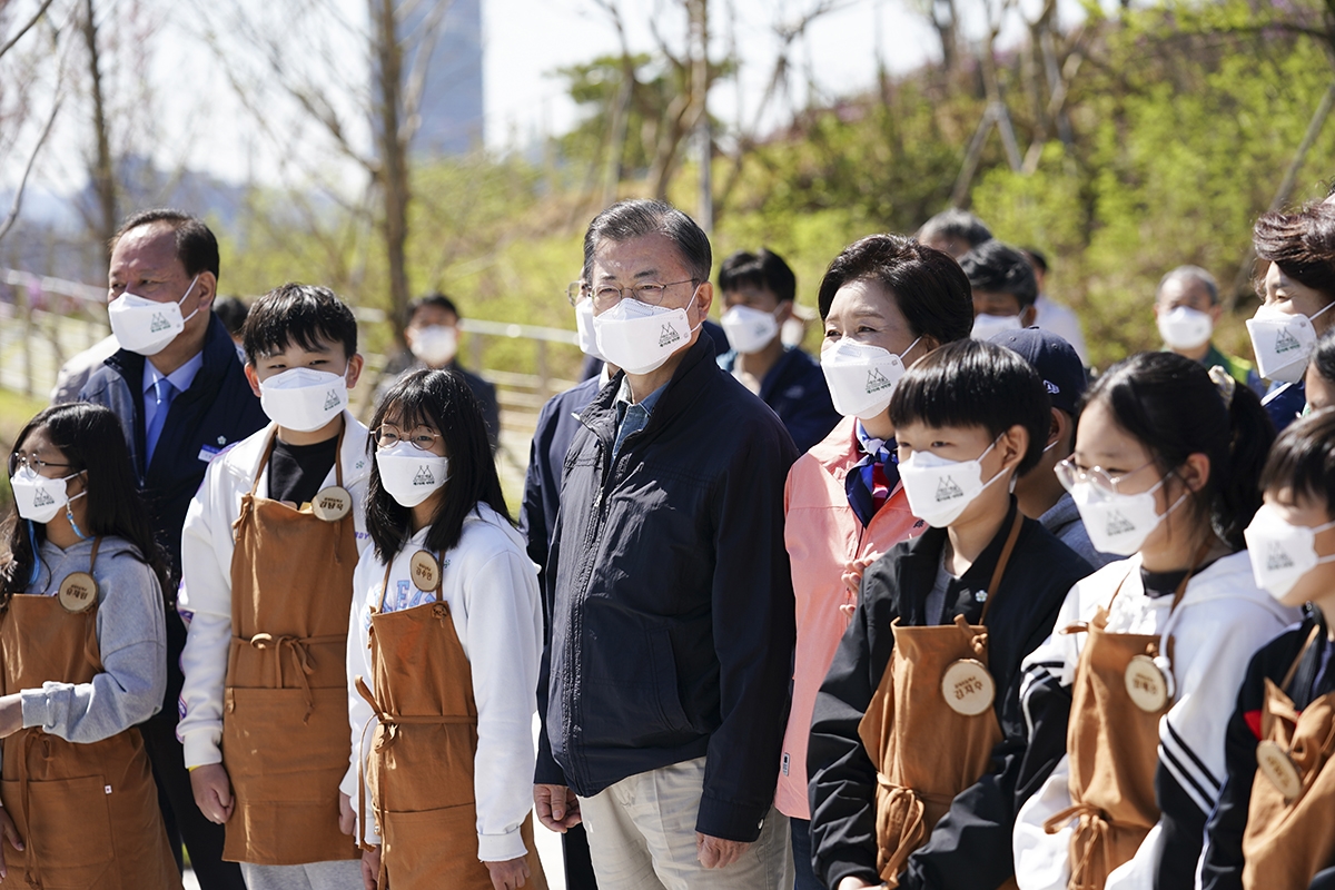 문 대통령은 부인 김정숙 여사와 5일 오전 서울시 마포구 소재 서울복합화력발전소에서 열린 제76회 식목일 행사에 참석했다. (청와대 제공)