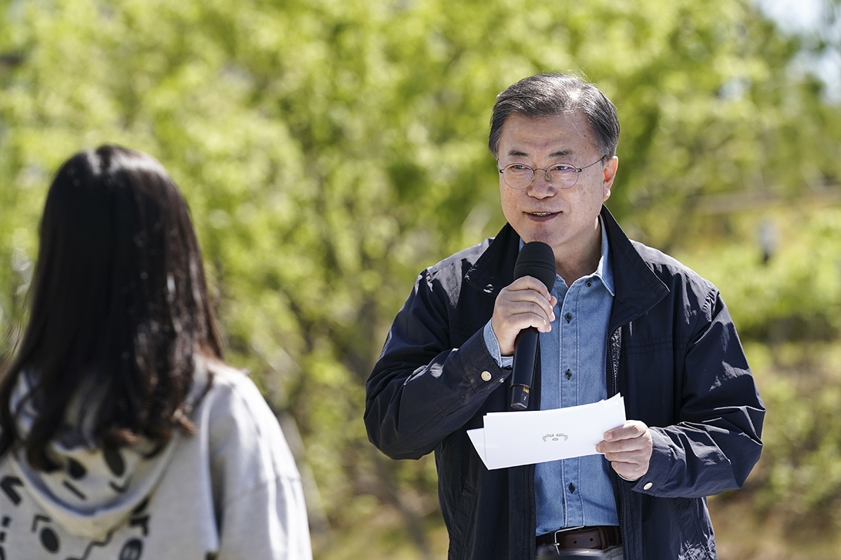 문 대통령은 부인 김정숙 여사와 5일 오전 서울시 마포구 소재 서울복합화력발전소에서 열린 제76회 식목일 행사에 참석했다. (청와대 제공)