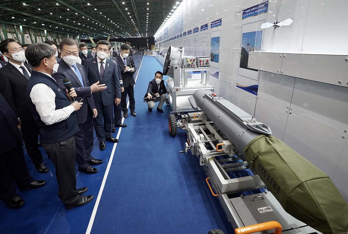 문 대통령은 9일 오후 경남 사천 한국항공우주산업에서 KF-21 ‘보라매’에 탑재된 주요 국산화 장비 전시물을 둘러봤다. (청와대 제공)