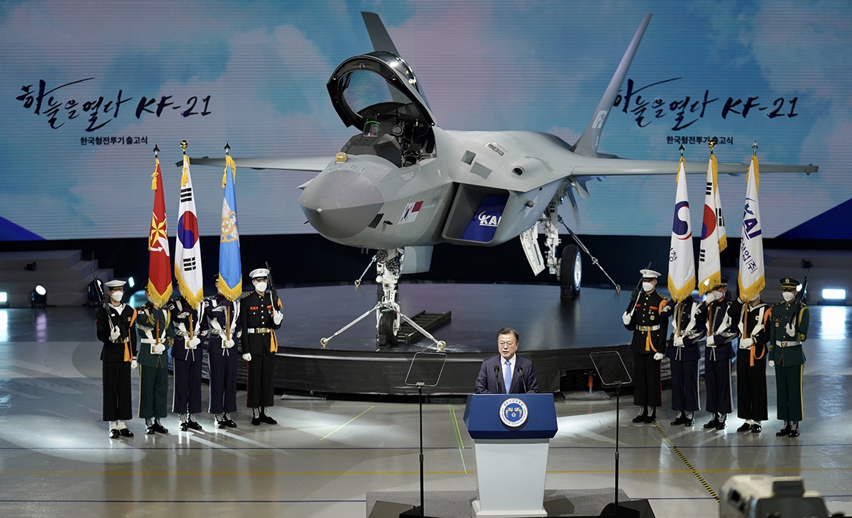 문 대통령은 9일 오후 2시 30분 경남 사천 한국항공우주산업 생산공장에서 열린 국산 초음속 전투기 KF-21 `보라매` 시제 1호기 출고식에 참석했다. (청와대 제공)